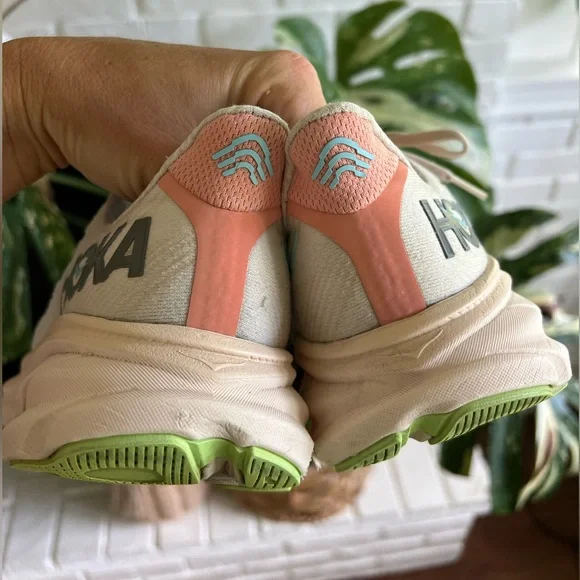 HOKA - Clifton 9 Vanilla / Astral Running Shoes - Picture 5 of 13